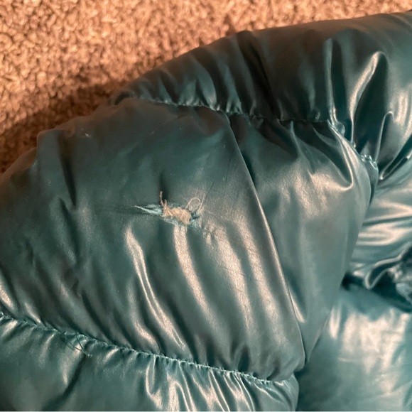 Moncler coat turquoise has a small hole can be fixed - Picture 7 of 7